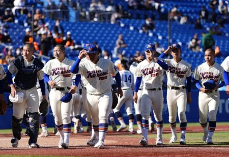 　決勝進出を決めた神戸国際大付ナインら＝神宮
