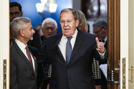 　ロシアのラブロフ外相（中央）とインドのジャイシャンカル外相（左）＝１７日、モスクワ（タス＝共同）