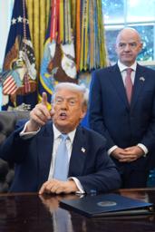 　記者団と話すトランプ米大統領（左）と、ＦＩＦＡのインファンティノ会長＝１７日、ワシントンのホワイトハウス（ＡＰ＝共同）