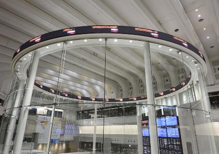 　東京証券取引所の電光掲示板＝７月、東京都中央区