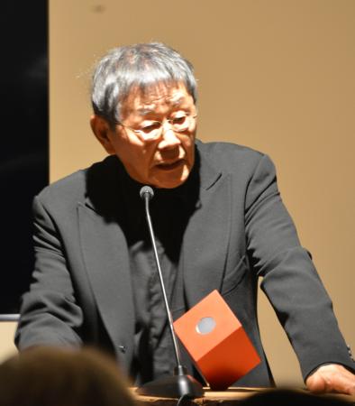 　イサム・ノグチ賞の授賞式で発言する彫刻家の安田侃さん＝１７日、米ニューヨーク（共同）