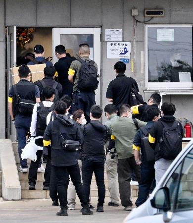 　１０月９日、千葉県船橋市のナンセイスチール本社へ家宅捜索に入る神奈川県警の捜査員