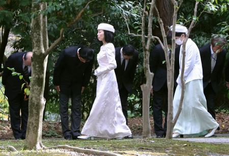 　「霊代を皇霊殿に遷すの儀」のため皇霊殿に向かわれる三笠宮家の彬子さま＝１８日午前、皇居・賢所正門前（代表撮影）