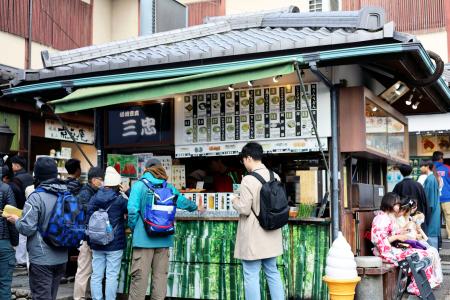 　大阪国税局から所得隠しを指摘された、食べ歩き食品の販売店「三忠」＝１８日午前、京都市右京区