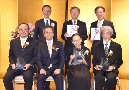 　ＪＡＳＲＡＣ音楽文化賞を受賞した「ＨＯＰＥプロジェクト」の二口とみゑさん（前列右から２人目）、「ぐらもくらぶ」の保利透さん（同左端）、「北海道農民管弦楽団」の牧野時夫さん（同右端）＝１８日午後、東京都港区