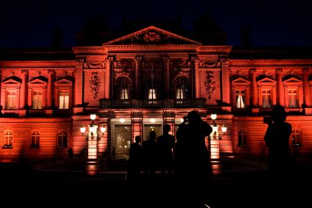 　「オレンジリボン・児童虐待防止推進キャンペーン」の一環で、オレンジ色にライトアップされた迎賓館＝１８日夕、東京・元赤坂