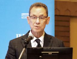 　記者会見する米国研究製薬工業協会のアルバート・ブーラ会長＝１８日午前、東京都千代田区