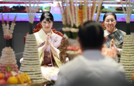 　健康や幸運を祈るラオスの伝統儀式に臨まれる愛子さま＝１８日、ビエンチャン（代表撮影・共同）