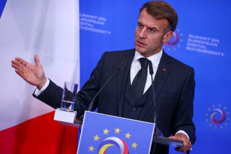 　記者会見するフランスのマクロン大統領＝１８日、ベルリン（ロイター＝共同）