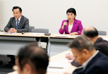 　社民党の常任幹事会で発言する福島党首。左はラサール石井副党首＝１９日午前、国会