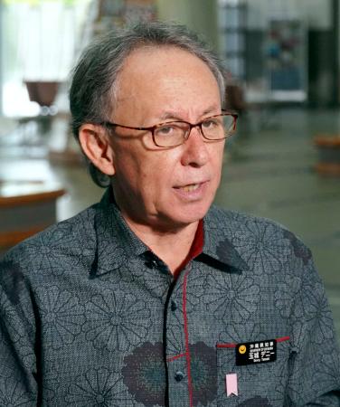 　報道陣の取材に応じる沖縄県の玉城デニー知事＝１９日午後、沖縄県庁