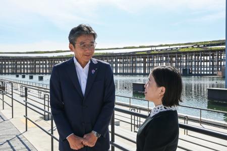 　水上ショーの会場で取材に応じるダイキン工業の松本親明氏（左）と太田由美氏＝１０月、大阪市此花区の夢洲