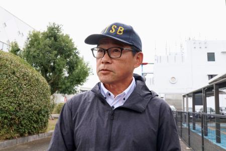 　取材に応じる運輸安全委員会の日下順詞航空事故調査官＝１９日午後４時４分、佐賀市