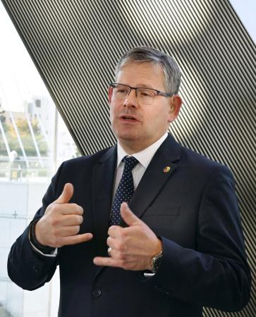 　手話で取材に応じる国際ろう者スポーツ委員会のコーサ会長＝１９日、東京都江東区