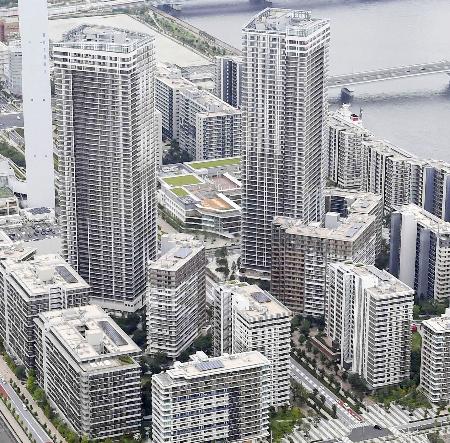 　東京都中央区のマンション群＝６月