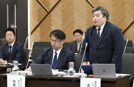 　北海道議会の連合審査会で発言する国の担当者（右端）＝２０日午前