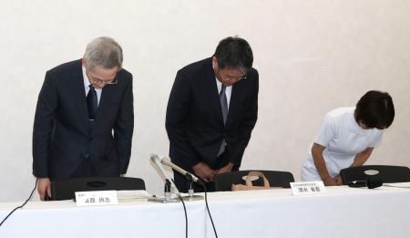 　記者会見で謝罪する岐阜県総合医療センターの桑原尚志院長（左）ら＝２０日午後、岐阜市
