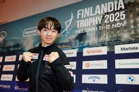 　公式練習を終え、撮影に応じる鍵山優真＝ヘルシンキ（共同）