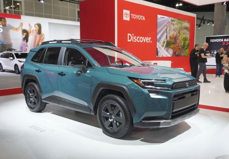 　「ロサンゼルス自動車ショー」で、トヨタ自動車が展示したＳＵＶの新型「ＲＡＶ４」＝２０日、米ロサンゼルス（共同）