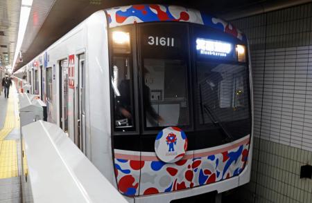 　運行最終日を迎えた大阪メトロ御堂筋線の万博ラッピング車両＝２１日午前、堺市