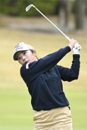 　第２日、通算１０アンダーで首位の佐久間朱莉＝エリエールＧＣ松山