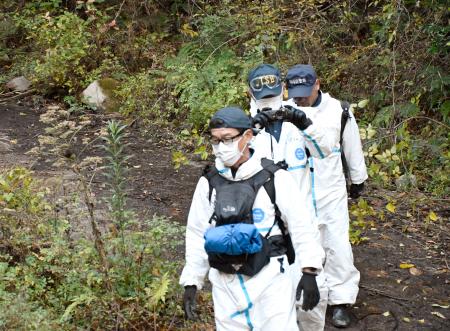 　小型航空機墜落事故の現場となった山中から戻った運輸安全委員会の航空事故調査官ら＝２１日午後、福岡県八女市