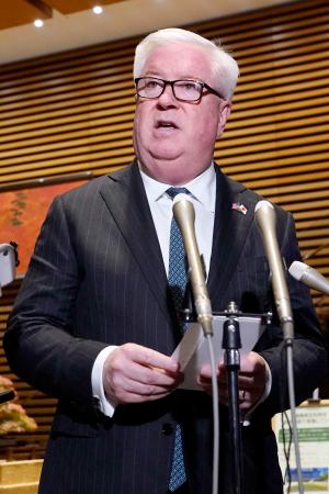 　木原官房長官と会談後、取材に応じるグラス駐日米大使＝２１日午後、首相官邸