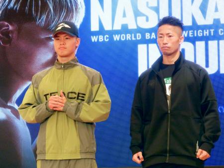 　ＷＢＣバンタム級王座決定戦を前に行われた記者会見後、撮影に応じる那須川天心（左）と井上拓真＝２１日、東京ドームホテル