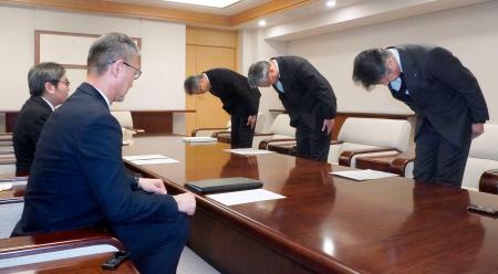 　東北電力東通原発で記録不正が見つかった問題で青森県庁を訪れ、謝罪する石山一弘社長（右から２人目）ら＝２１日午後