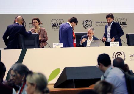 　ＣＯＰ３０の会合前に打ち合わせをするコレアドラゴ議長（右から２人目）＝２１日、ブラジル・ベレン（共同）