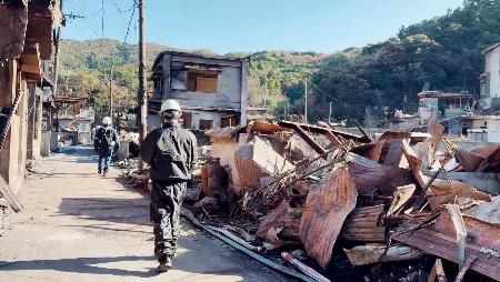 　現地確認のため立ち入り制限区域内に入った住民が撮影した大規模火災の現場＝２２日午前、大分市佐賀関（住民提供）