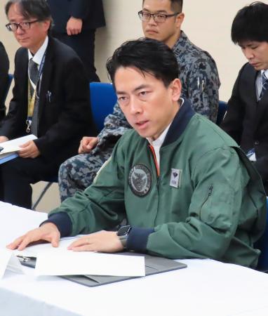 　沖縄県を初訪問し、宮古島市役所で市長と面会する小泉防衛相＝２２日午後