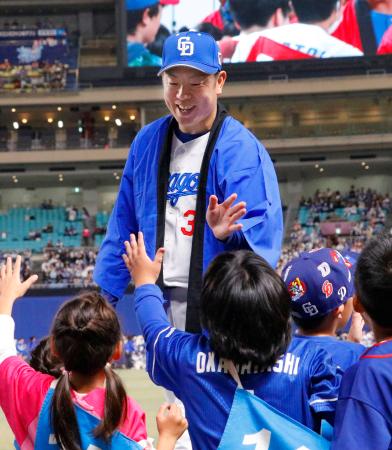 　ファン感謝イベントで子どもたちと触れ合う中日・松葉＝２２日、バンテリンドーム