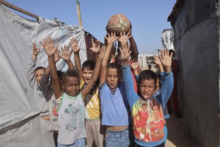 　ガザ南部ハンユニスでバスケットボールをする子どもたち＝２１日（ゲッティ＝共同）