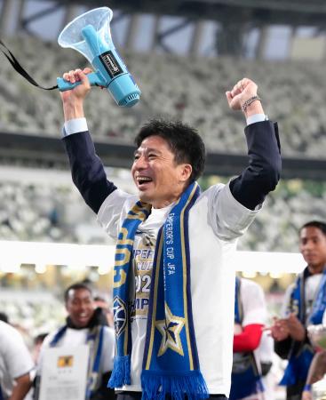 　神戸を破り初優勝を果たし、サポーターと喜びを分かち合うサイバーエージェントの藤田晋社長＝国立競技場