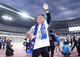 　神戸を破り初優勝を果たし、サポーターの声援に応える町田・黒田監督＝国立競技場