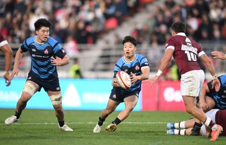 　ジョージア戦で攻め込む斎藤（中央）＝トビリシ（（Ｃ）ＪＲＦＵ）