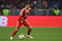 　フライブルク戦でボールを運ぶバイエルン・ミュンヘンの伊藤洋輝＝２２日、ミュンヘン（ゲッティ＝共同）