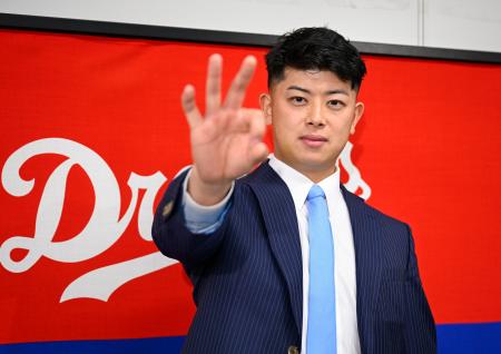 　契約を更改し、ポーズをとる中日・松山＝２３日、ナゴヤ球場