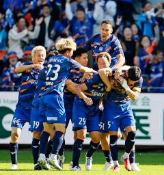 　長崎―水戸　前半、新井（手前中央）の先制ゴールを喜ぶ長崎イレブン＝ピースタ