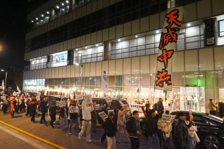 　ソウルの繁華街・弘大で、中国人排斥を訴えるデモに参加する人たち＝２２日（共同）