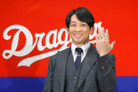 　契約更改後の記者会見で結婚したことを公表し、指輪を見せる中日・田中＝２４日、ナゴヤ球場