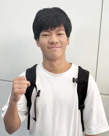 　Ｗ杯開幕戦を前に羽田空港で取材に応じるスノーボード男子の木俣椋真＝２４日