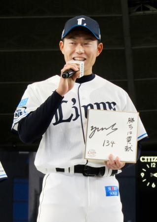 　西武の新入団発表で色紙を手に話す育成ドラフト６位の正木悠馬投手＝２３日、ベルーナドーム