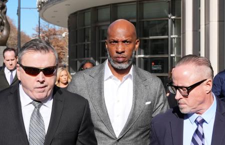 　２４日、米ニューヨーク・ブルックリンの連邦地裁を後にするビラップス被告（中央）（ロイター＝共同）