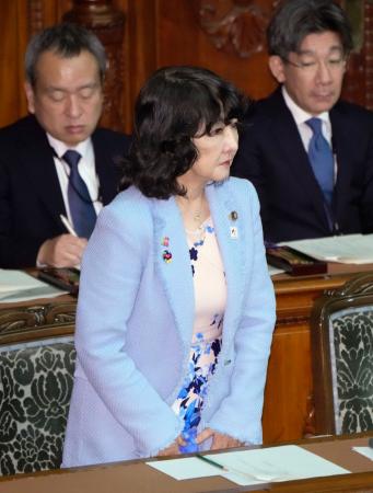 　衆院本会議でガソリン税に上乗せされる暫定税率の廃止法案が可決し、一礼する片山財務相＝２５日午後