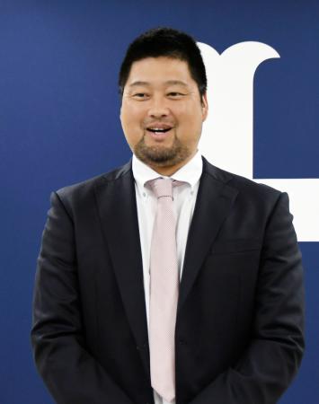 　契約を更改し、取材に応じる広島・中崎＝２５日、マツダスタジアム