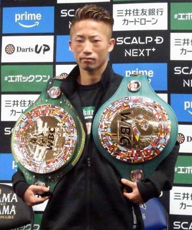　チャンピオンベルトと写真に納まるＷＢＣバンタム級新王者の井上拓真＝２５日、横浜市の大橋ジム