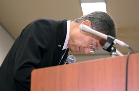 　記者会見の冒頭、謝罪し頭を下げる福井県の杉本達治知事。辞職の意向を表明した＝２５日午後、福井県庁