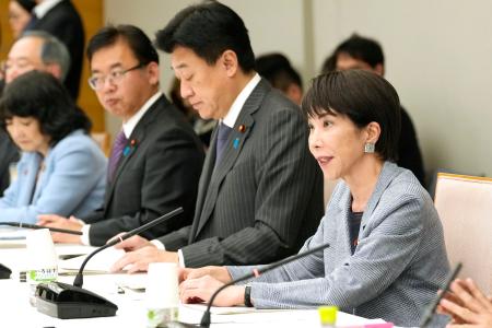 　「政労使会議」であいさつする高市首相（右端）＝２５日午後、首相官邸
